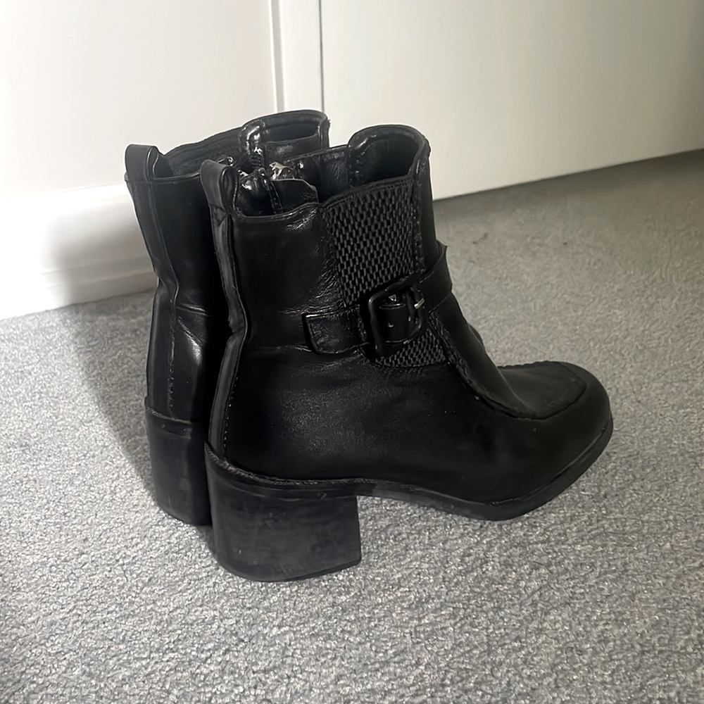 Biana Project Italian made medium rise 2 inch heel. Size 5.5 US